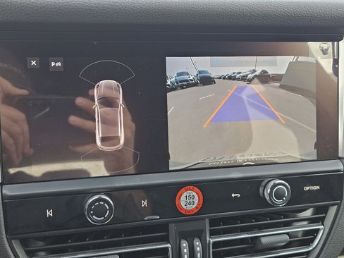 Certified 2025 Porsche Macan image 18