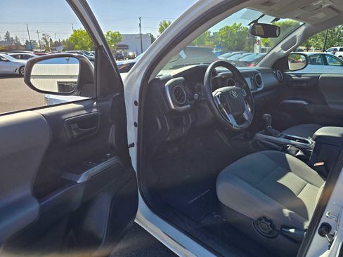 Used 2017 Toyota Tacoma SR5 RWD image 18