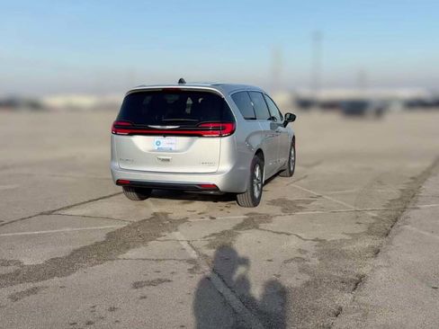 New 2026 Chrysler Pacifica Limited image 11