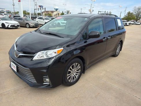 Used 2019 Toyota Sienna XLE w/ XLE Navigation Package FWD image 2