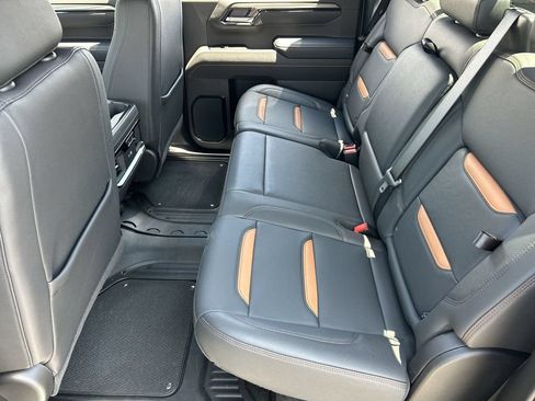 Used 2025 GMC Sierra 1500 AT4 w/ Technology Package AWD/4WD image 25