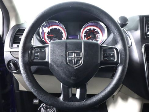 Used 2019 Dodge Grand Caravan SE w/ UConnect Hands-Free Group image 11