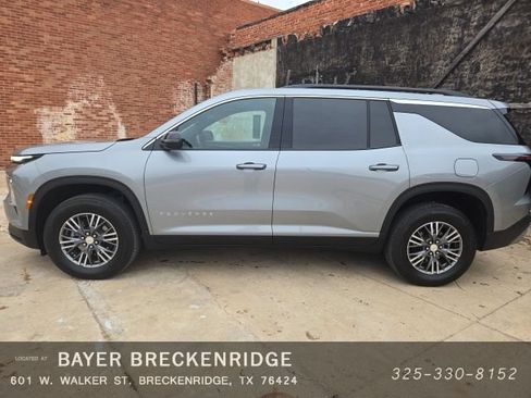 Used 2025 Chevrolet Traverse LT FWD image 4