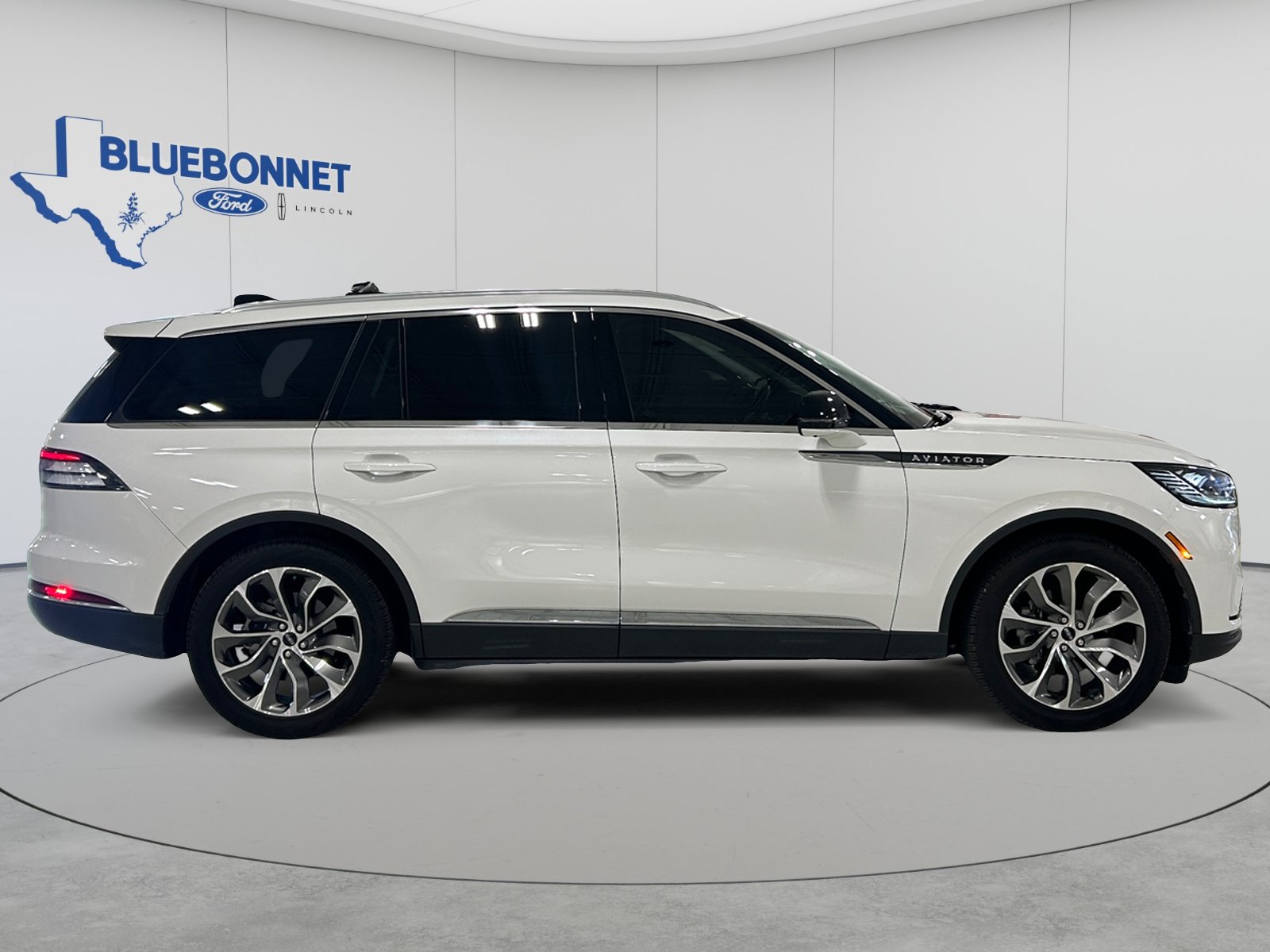 Used 2025 Lincoln Aviator 2WD image 3