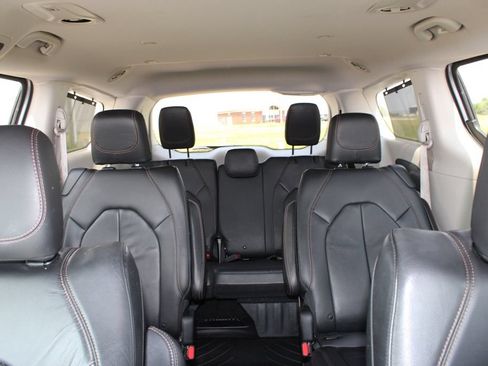 Used 2018 Chrysler Pacifica Touring-L FWD image 14