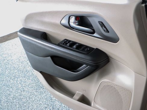 Used 2023 Chrysler Pacifica Touring-L image 21