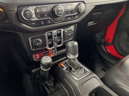 Used 2025 Jeep Wrangler Unlimited Rubicon image 23