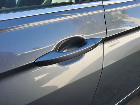 Used 2018 Volkswagen Tiguan SEL image 8