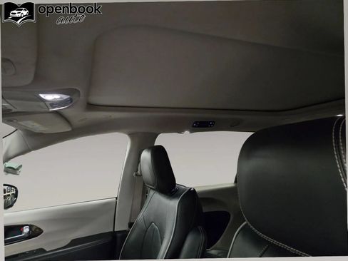 Used 2023 Chrysler Pacifica Limited FWD image 16