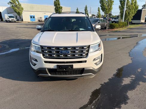 Used 2017 Ford Explorer Limited w/ Equipment Group 301A AWD/4WD image 7