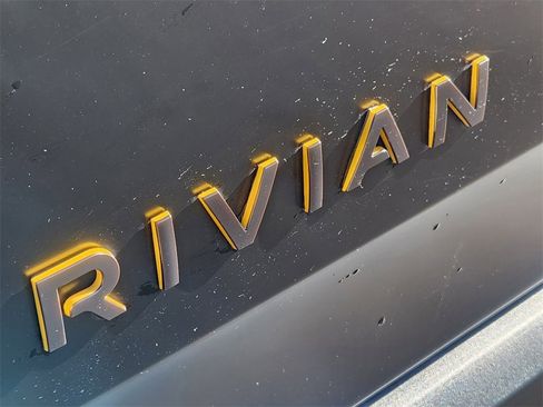 Used 2025 Rivian R1S Premium image 8