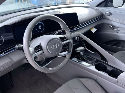 Used 2025 Hyundai Elantra SEL image 28