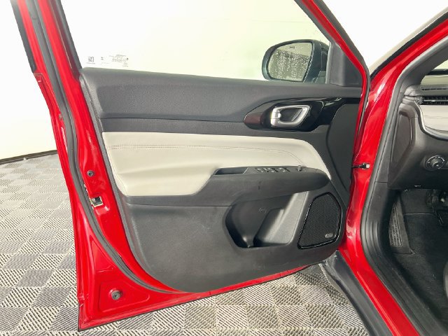 Used 2023 Jeep Compass Limited w/ Sun and Sound Group AWD/4WD image 18