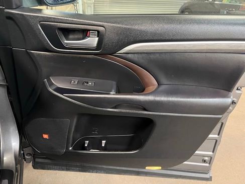 Used 2018 Toyota Highlander Limited image 11