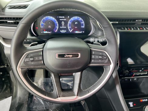 Used 2023 Jeep Grand Cherokee Limited AWD/4WD image 11