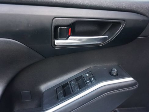 Used 2024 Toyota Highlander XLE FWD image 4