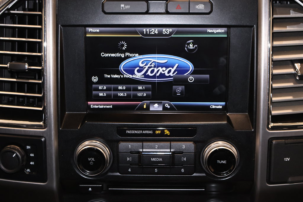 Used 2015 Ford F150 Platinum w/ Equipment Group 701A Luxury AWD/4WD image 33