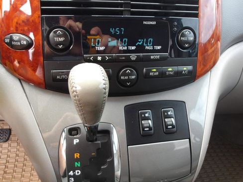 Used 2010 Toyota Sienna FWD image 21