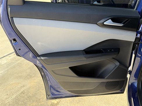 Used 2022 Volkswagen Taos SE image 19