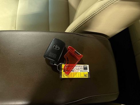 Used 2014 Toyota Avalon XLE FWD image 31