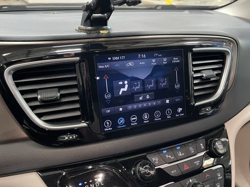 Used 2018 Chrysler Pacifica Touring-L Plus w/ Advanced Safetytec Group FWD image 24