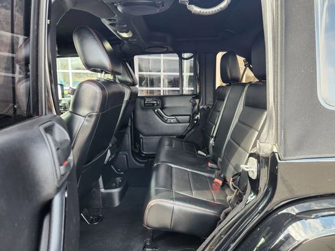 Used 2012 Jeep Wrangler Unlimited Sahara image 27