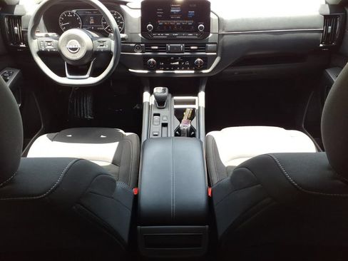 Used 2024 Nissan Pathfinder S FWD image 10
