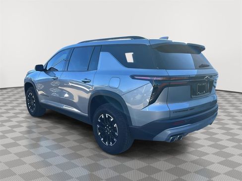 Used 2024 Chevrolet Traverse Z71 image 3