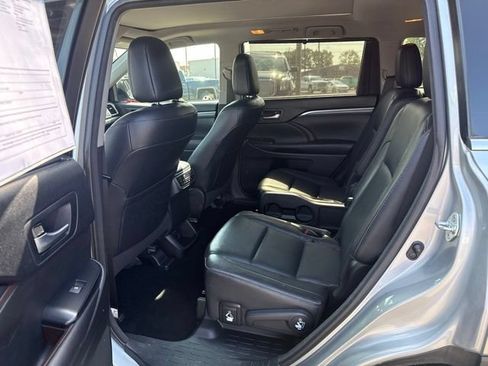 Used 2017 Toyota Highlander Limited Platinum w/ Carpet Mat Package AWD/4WD image 11