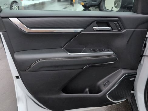 Used 2025 GMC Acadia Elevation image 13