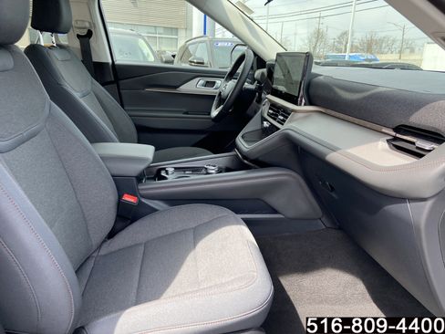 Used 2025 Ford Explorer Active AWD/4WD image 26