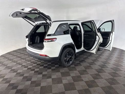Used 2025 Jeep Grand Cherokee Altitude AWD/4WD image 17
