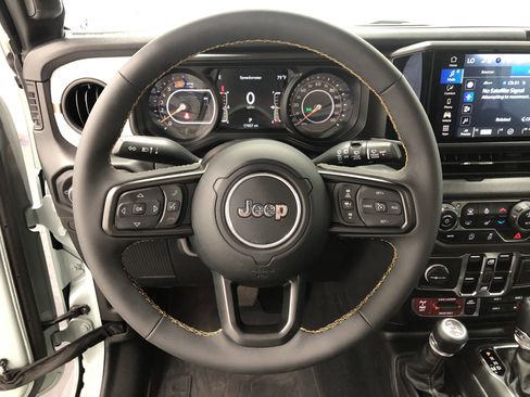 Used 2024 Jeep Wrangler Willys image 12