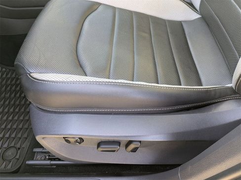 Used 2022 Volkswagen Taos SEL w/ Panoramic Sunroof Package image 13