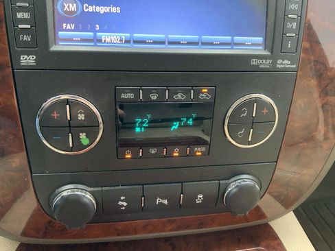 Used 2013 Chevrolet Avalanche LTZ image 40