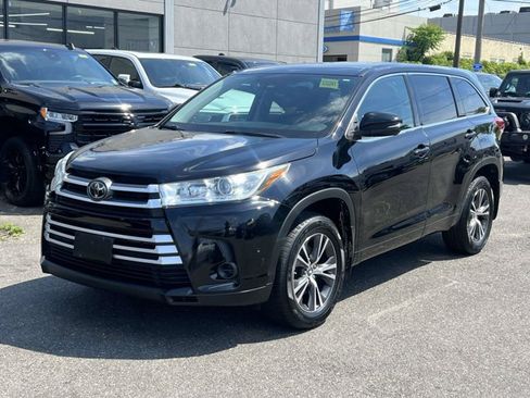 Used 2017 Toyota Highlander LE AWD/4WD image 2