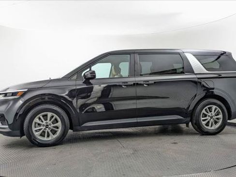 Used 2023 Kia Carnival LX FWD image 3