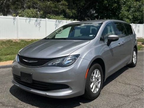 Used 2020 Chrysler Voyager LX image 1