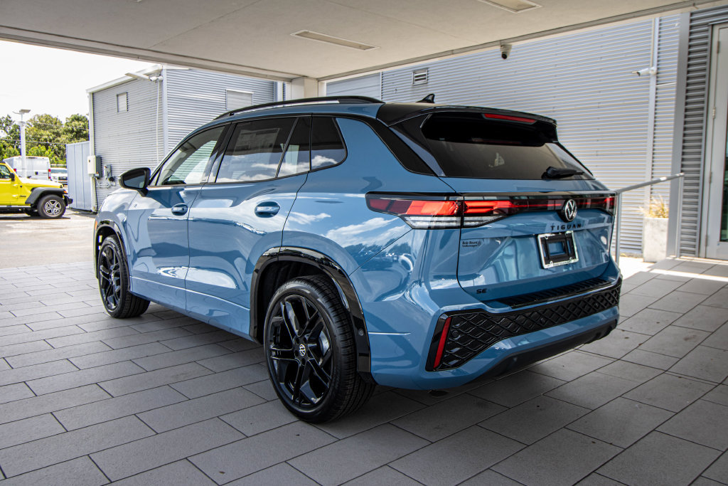 New 2026 Volkswagen Tiguan SE R-Line FWD image 13