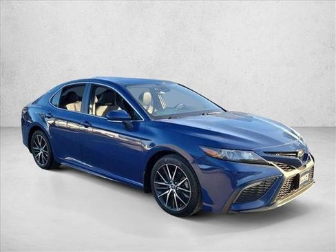 Used 2024 Toyota Camry SE FWD image 3