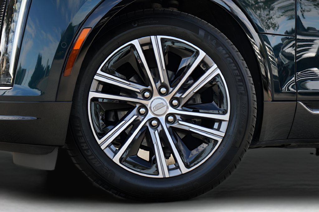 Certified 2025 Cadillac Lyriq Luxury w/ LPO, Floor Liner Package RWD image 4