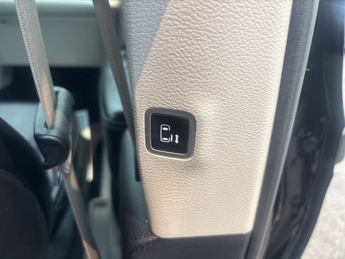Used 2020 Chrysler Voyager Lxi FWD image 36