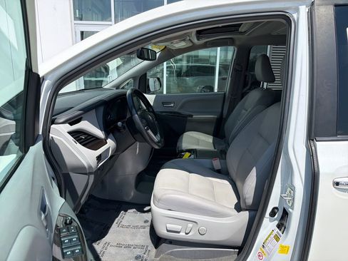 Used 2019 Toyota Sienna XLE Premium w/ Outdoor Package AWD/4WD image 9
