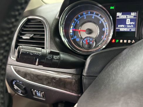 Used 2016 Chrysler Town & Country Touring image 34