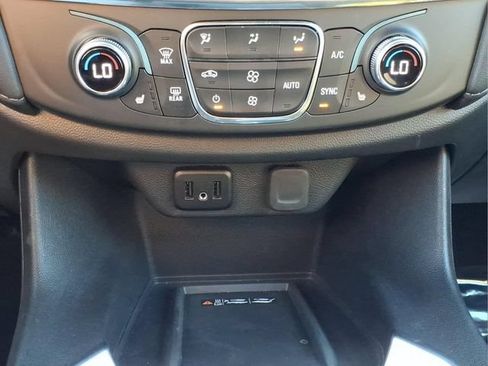 Used 2023 Chevrolet Traverse LT FWD image 21