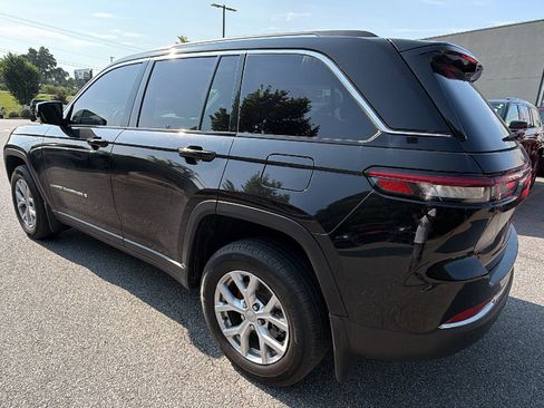 Used 2022 Jeep Grand Cherokee Limited w/ Luxury Tech Group II RWD image 10