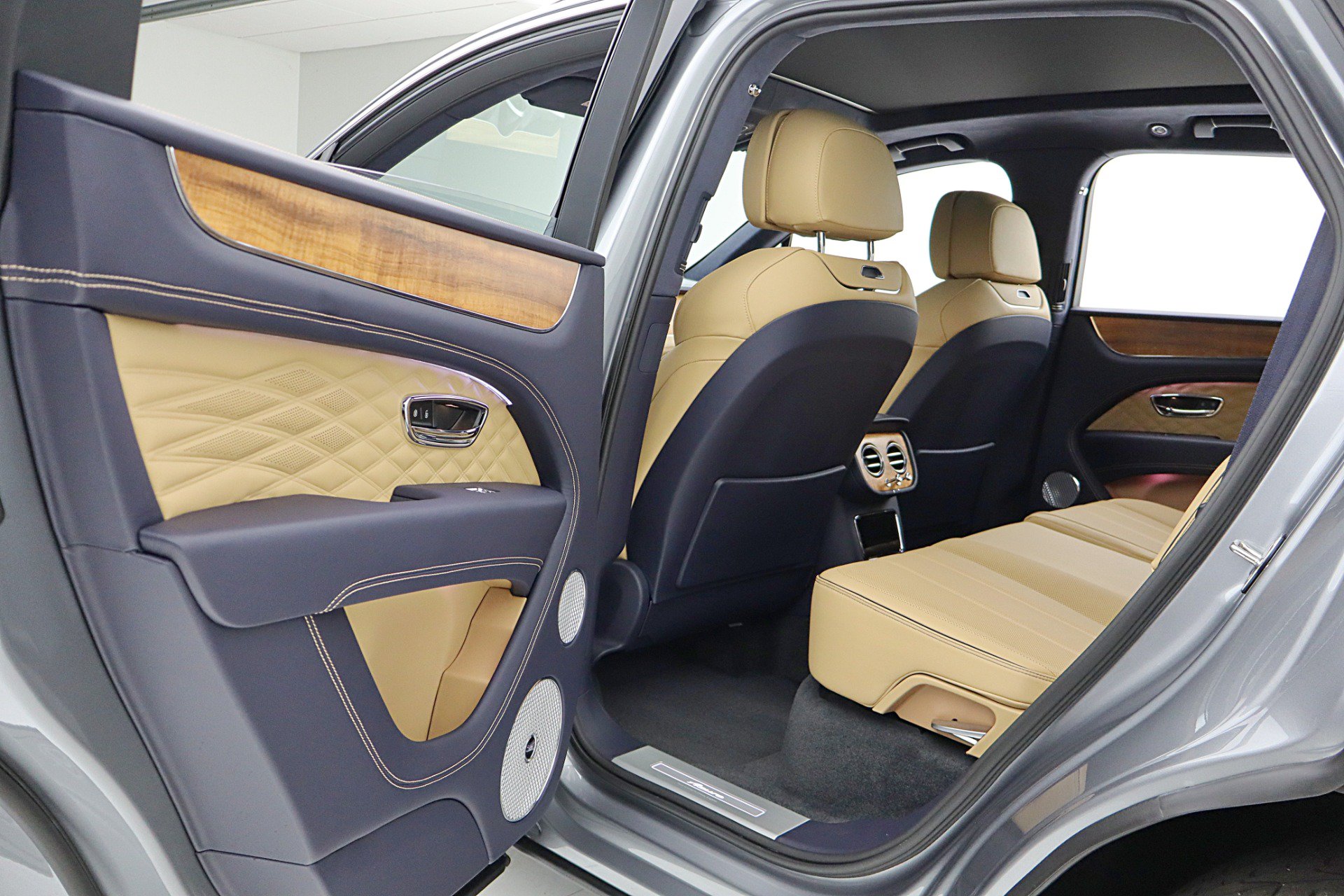 Used 2025 Bentley Bentayga AWD/4WD image 48