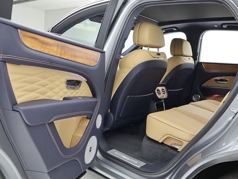 Used 2025 Bentley Bentayga AWD/4WD image 48