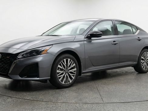 Used 2025 Nissan Altima 2.5 SV FWD image 3
