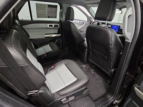 Used 2022 Ford Explorer XLT w/ Equipment Group 202A AWD/4WD image 38